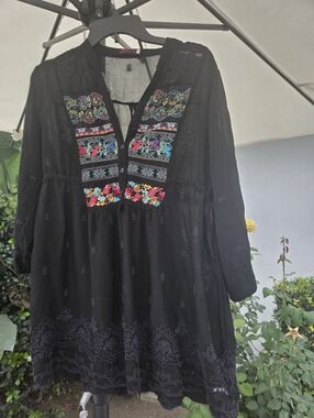 Johnny Was Black Embroidered Long-Sleeve Tunic Top M..